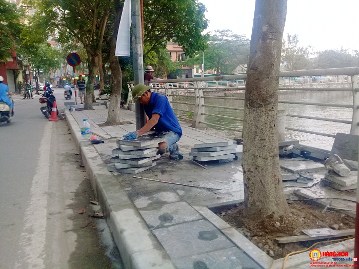 Hà Nội: Vỉa hè ven Hồ Tây được thay “áo mới”